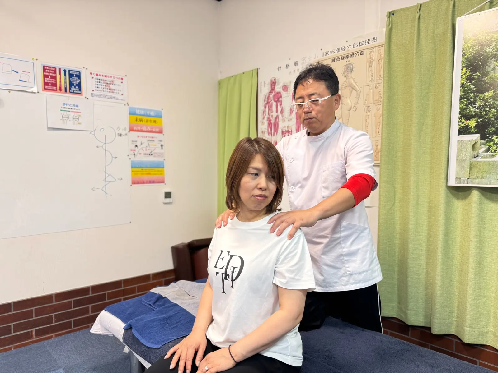 首・肩の状態を確認する様子