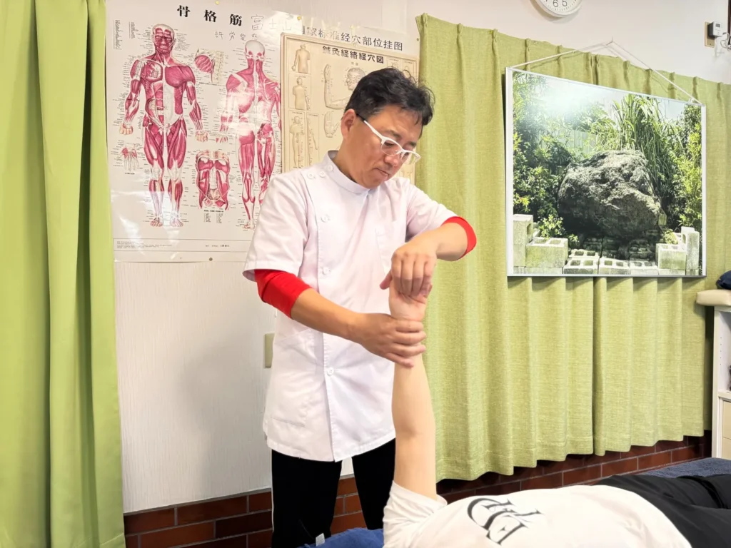 腕の動きを確認する様子