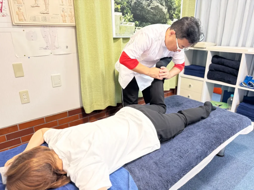 ベッドで施術を行う様子
