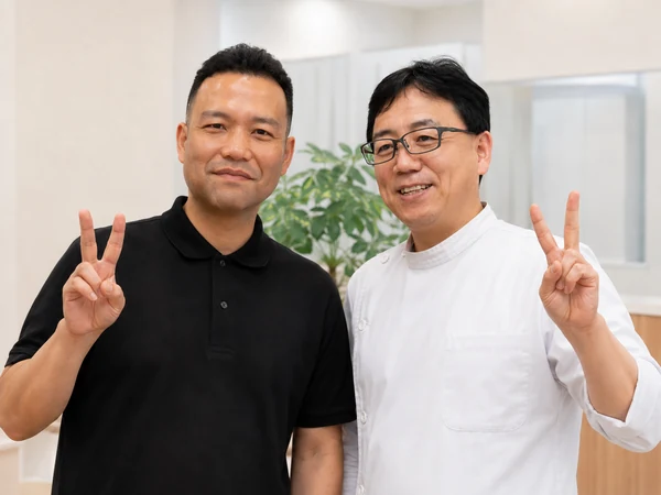 山根匡人先生と院長 李光林の写真