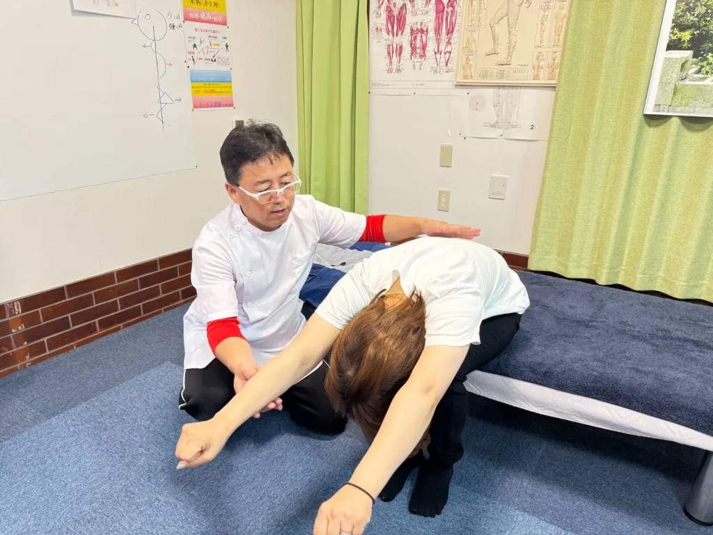 座った状態で身体の動きを確認する様子