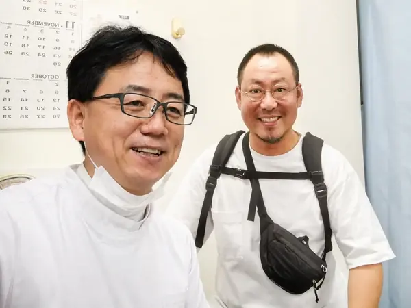 院長 李光林と来院された男性の写真